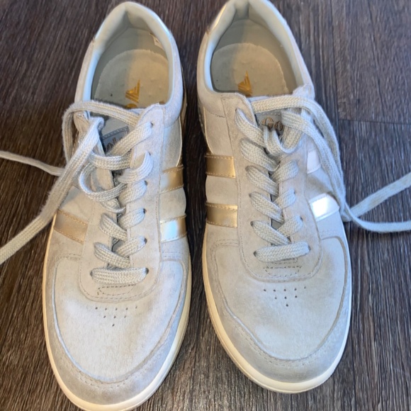 Gola Women's Sneakers in Gray and Gold - Picture 5 of 10